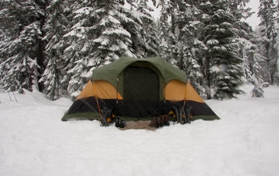 帐篷的雪地
